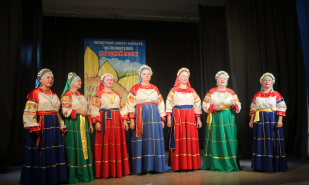 «Эх, валенки, да не подшиты, стареньки!» — были такими, а теперь украшены золотом «Александровских узоров»